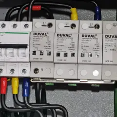 W rozdzielnicy elektrycznej widać wyłączniki i ogranicznik przepięć. Montaż ogranicznika przepięć jest kluczowy dla ochrony instalacji.