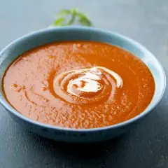 Ile kalorii ma talerz zupy pomidorowej? Sprawdź, jak wpływa na dietę!