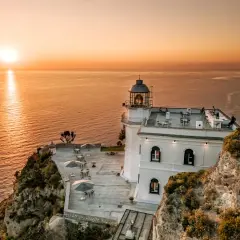 Il faro Punta Imperatore, con la sua terrazza panoramica e il mare dorato al tramonto, offre un'atmosfera magica.
