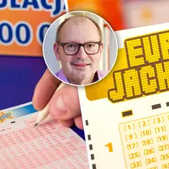 Mężczyzna z okularami wypełnia kupon Lotto, obok widoczny napis "EURO JACKPOT". To szansa na wygraną w loterii promocyjnej.