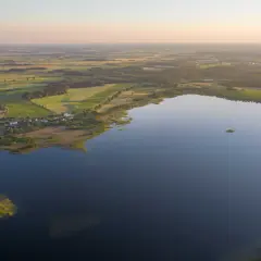 Działka nad jeziorem z linią brzegową w warmińsko-mazurskim – idealna inwestycja