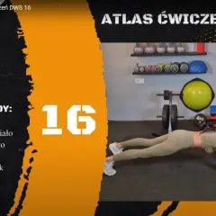 Kobieta wykonuje ćwiczenie **plank** w siłowni. Na ekranie widnieje napis "DESKA (PLANK)" i lista najczęstszych błędów.