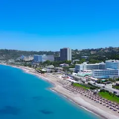 Piękna plaża w Ixia Rodos, z hotelami i turkusowym morzem. Idealne miejsce na wakacje.