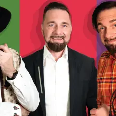 Trzech mężczyzn, w tym Robert Korólczyk w stroju ludowym z fajką, w garniturze i w kratę, gotowi na stand-up.