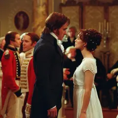 Ett par möts under en bal, klädda i tidstypiska kläder. Scenen är hämtad från en av de klassiska brittiska kostymdrama serier.