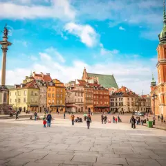 Kolumna Zygmunta i kolorowe kamienice na Rynku Starego Miasta. Warszawa atrakcje turystyczne w pełnym słońcu.
