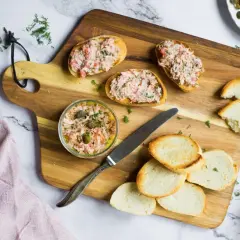 Pyszna pasta z tuńczyka na grzankach, z kaparami i koperkiem. Idealna na szybką przekąskę.