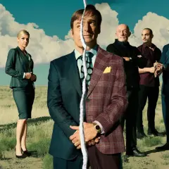 Zadzwoń do Saula: Jimmy McGill podzielony między dwa światy, otoczony przez kluczowe postacie serialu w pustynnym krajobrazie.