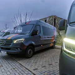 Busy Kraków, Holandia. Kilka busów firmy Grego Bus stoi na parkingu.
