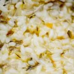 Cremiges, veganes Risotto mit feinen Kräutern und Zwiebeln. Ein Genuss für alle Sinne.