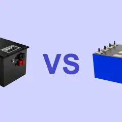 Comparaison de deux types de batteries pour voiture électrique : une noire, compacte et avec poignées, et une bleue, composée de plusieurs cellules.