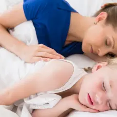 Do jakiego wieku dziecko śpi z rodzicami? Kluczowe informacje i porady