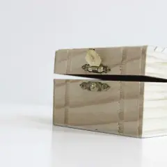 Une petite boîte en bois ouverte, prête pour une idée peinture. Ses fermoirs dorés attendent d'être décorés.