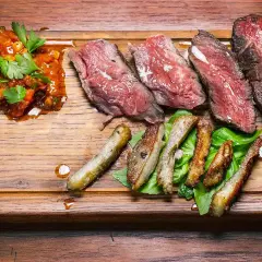 Perfekt grillad tomahawk med en smakrik tomatsalsa och krispiga tillbehör. En festmåltid för köttälskare!