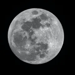 Fullmånen lyser mot en svart himmel. Undrar hur lång tid det tar att åka till månen med bil?