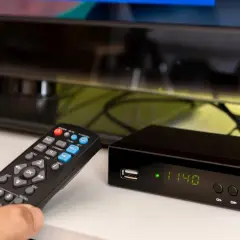 Pilot do telewizora i dekoder naziemny. Zastanawiasz się, jaki dekoder do telewizji naziemnej wybrać? Ten zestaw ułatwi Ci odbiór.