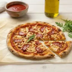 Pyszna pizza pepperoni, z ciągnącym się serem i rukolą. To prawdziwa pizza przemyślana, idealna na każdą okazję.