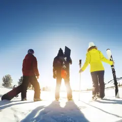 Narty czy snowboard kolana: Który sport jest mniej ryzykowny dla stawów?