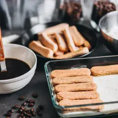 Preparando tiramisú: bizcochos de soletilla, café y la crema de mascarpone, ingrediente clave.