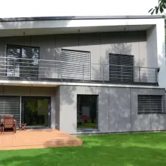 Nowoczesny dom z tarasem i balkonem. Zastanawiasz się, czy loggia wlicza się do metrażu mieszkania?