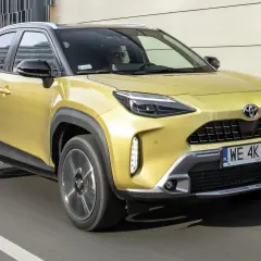 Złoty Toyota Yaris Cross w ruchu miejskim. Czy jego wady są widoczne na pierwszy rzut oka?