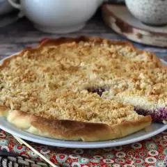 En härlig smulpaj med bärfyllning och gyllene smuldeg. Perfekt för ett enkelt smuldeg recept.