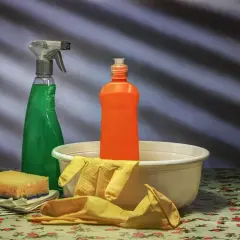 Środki czystości i rękawice gumowe do plastiku, by dowiedzieć się, jak usunąć klej po naklejce z plastiku.