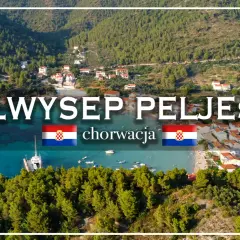 Widok na Półwysep Pelješac w Chorwacji, z malowniczą zatoką, łodziami i zielonymi wzgórzami.