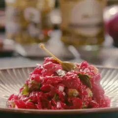 Tartare de betteraves aux câpres, une version colorée et savoureuse de la sauce tartare.