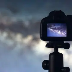 Aparat na statywie uchwycił Drogę Mleczną. To piękna fotografia astronomiczna.