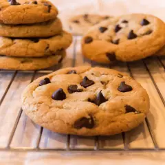 Délicieux cookies aux pépites de chocolat, comme ceux de Cyril Lignac, refroidissant sur une grille.