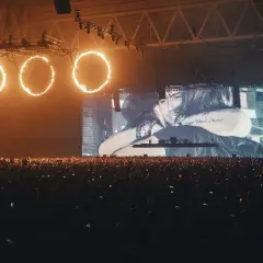 Koncert Swedish House Mafia Polska: płonące obręcze nad tłumem, na ekranie czuły uścisk.