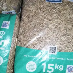 Sacs de pellets de bois de 15kg, 100% naturels et certifiés. On espère que le prix des pellets va baisser pour l'hiver.