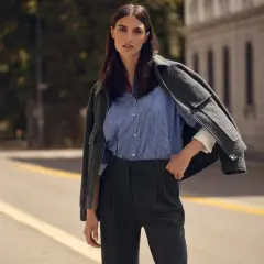 Elegancka kobieta w granatowym garniturze damskim, stylizacje na co dzień i do pracy.