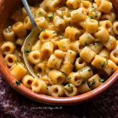 Una ciotola di pasta e fagioli in scatola cremosa, un piatto confortante e saporito, pronto per essere gustato.