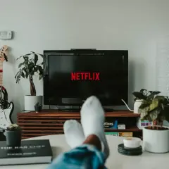 Relaks przy Netflixie to świetny sposób na naukę angielskiego z filmów i seriali. Wygodnie rozłożony na kanapie, z gitarą w tle, zanurzasz się w języku.
