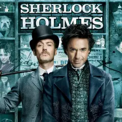 Sherlock Holmes e Watson, protagonisti del film in inglese britannico, posano con aria enigmatica. Sullo sfondo, un bulldog e una donna misteriosa.
