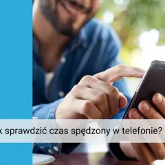 Uśmiechnięty mężczyzna sprawdza swoją aktywność w telefonie, dotykając ekranu.