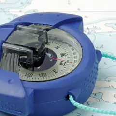 Una bussola blu su una mappa nautica, pronta per guidare l'avventura.
