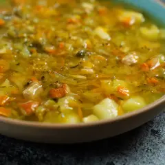 Zupa ogórkowa: ile kalorii? Sprawdź, jak jeść ją bez wyrzutów!