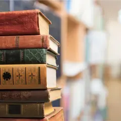 Stos starych książek. W powieści epistolarnej listy miłosne budują intymność i ujawniają motywacje postaci.