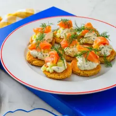 Smarriga snittar med lax och philadelphia, toppade med dill. Perfekta till minglet!