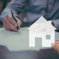 Dwie ręce, jedna podpisuje dokumenty, druga trzyma symbol domu. Zastanawiasz się, ile trwa przepisanie domu u notariusza?