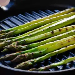 Espárragos verdes a la parrilla en sartén. Una forma deliciosa de aprender como cocinar esparragos.