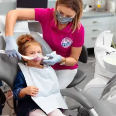 Dziecko w masce z podtlenkiem azotu u dentysty. Choć metoda ta minimalizuje stres, warto znać potencjalne podtlenek azotu skutki uboczne.