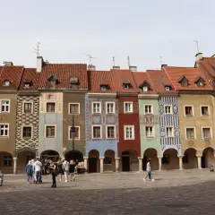 Kolorowe kamienice na Starym Rynku w Poznaniu, idealne poznańskie atrakcje dla dorosłych szukających pięknych widoków i spacerów.