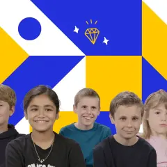 Uśmiechnięte dzieci, pokolenie alfa, na tle geometrycznych kształtów w kolorach żółtym i niebieskim.