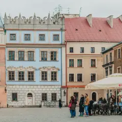Kolorowe kamienice na rynku, idealne na wycieczki 4 dniowe samolotem.