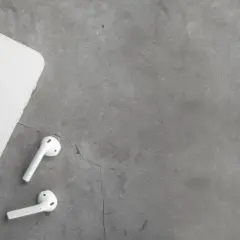Jak podłączyć słuchawki AirPods do iPhone - proste kroki i porady