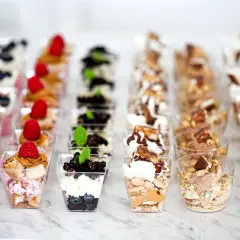 Mini deserki w pojemniczkach: ceny i rodzaje na każdą okazję